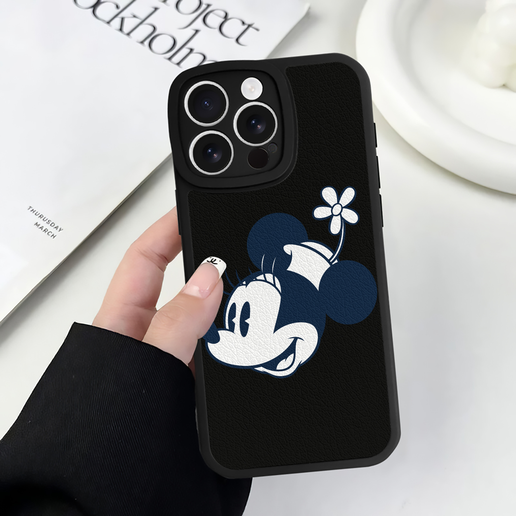 （画像用） ミッキーマウス Mickey Mouse 【iPhone 16シリーズ対応】シリコンスマホケース（レザー調） 材質：シリコン